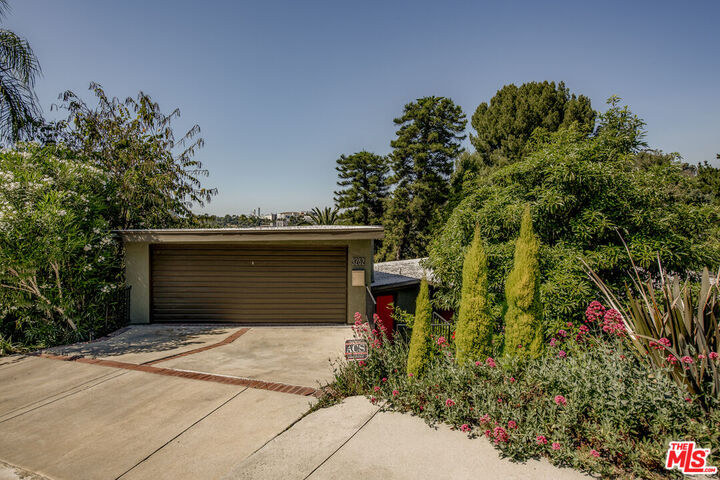 Property Photo: 3262 Dos Palos Dr CA 90068