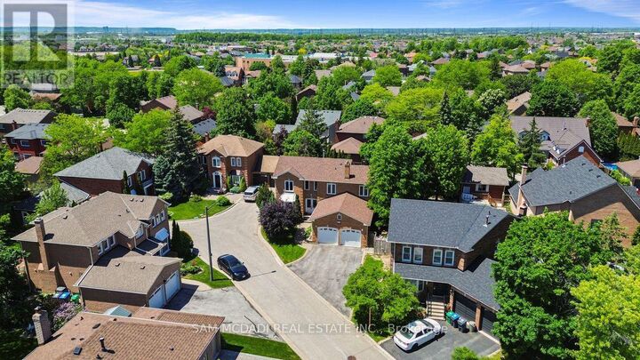 Property Photo:  6643 Mockingbird Lane  ON L5N 5K2 