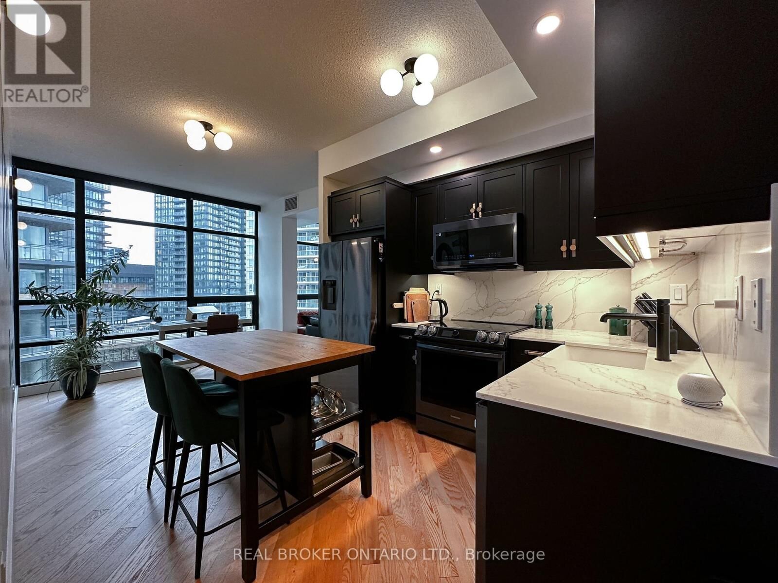 Property Photo:  15 Bruyeres Mews 903  ON M5V 0A7 