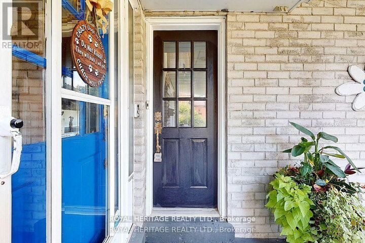Property Photo:  22 Birdsilver Gardens North  ON M1C 4M5 
