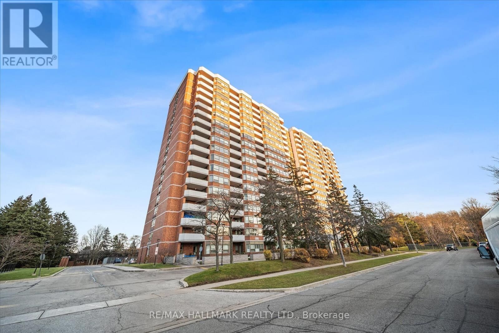 Property Photo:  121 Ling Road 1504  ON M1E 4Y2 
