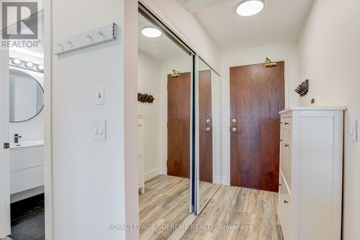 Property Photo:  11 Michael Power Place 610  ON M9A 5G3 
