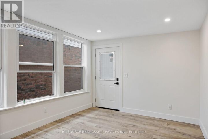 Property Photo:  304 Lincoln Road Unit 3  ON N8Y 2G4 