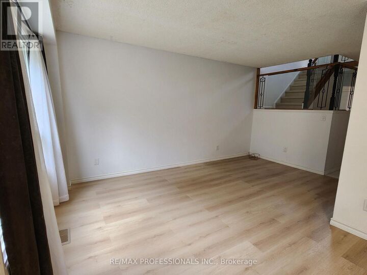 Property Photo:  3079 Fifth Line West Upper  ON L5K 2E2 