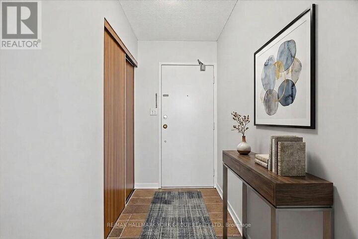 Property Photo:  55 William Street East 1016  ON L1G 7C9 