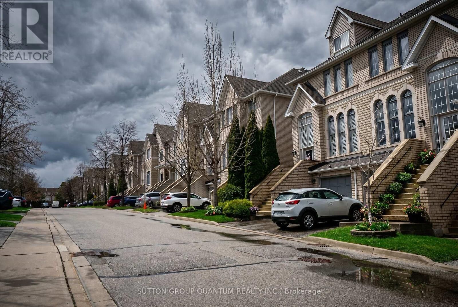 Property Photo:  5525 Palmerston Crescent 26  ON L5M 5Z8 
