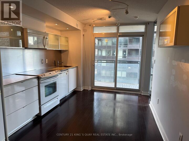 Property Photo:  4K Spadina Avenue 1725  ON M5V 3Y9 