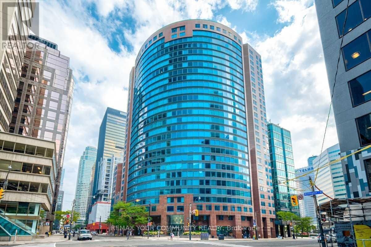 Property Photo:  33 University Avenue 1504  ON M5J 2S7 