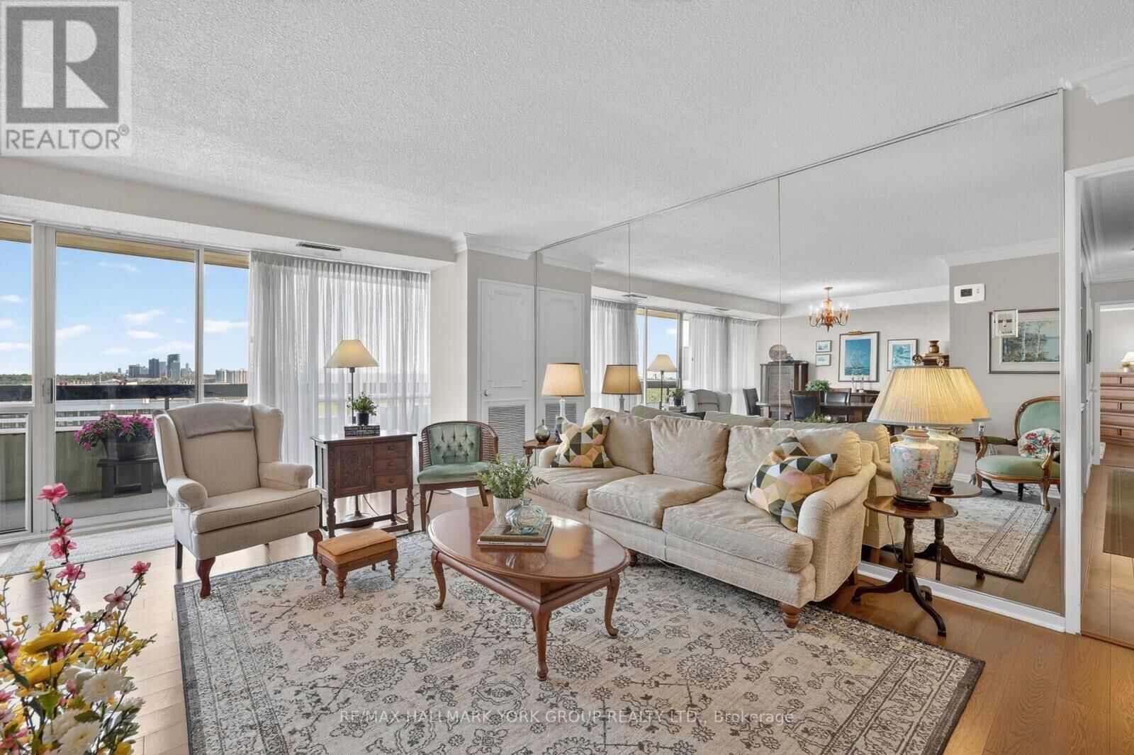 Property Photo:  8111 Yonge Street 1812  ON L3T 4V9 