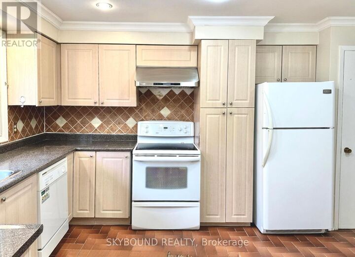 Property Photo:  33 Yatesbury Road Room 3  ON M2H 1G1 