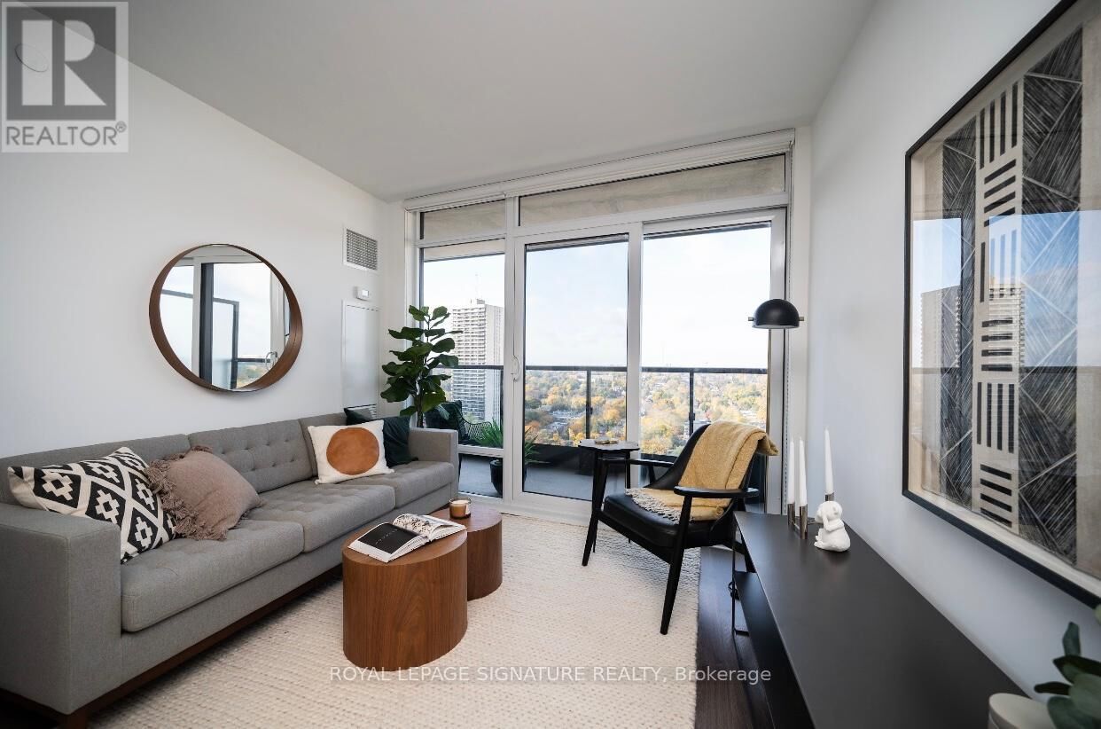 Property Photo:  18 Erskine Avenue 702  ON M4P 0C9 