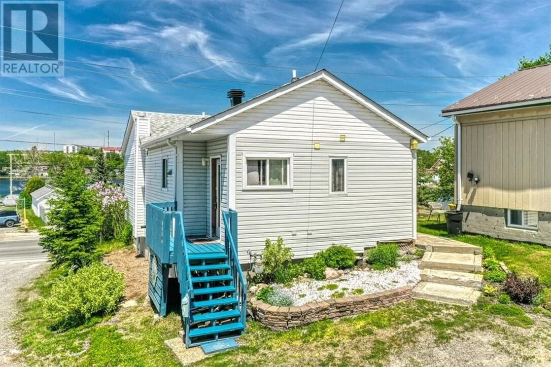 Property Photo:  1457 Bellevue Avenue  ON P3B 3G1 