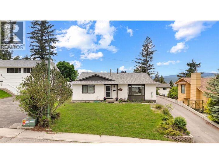 1708 Mt Nelson Crescent — photo 1