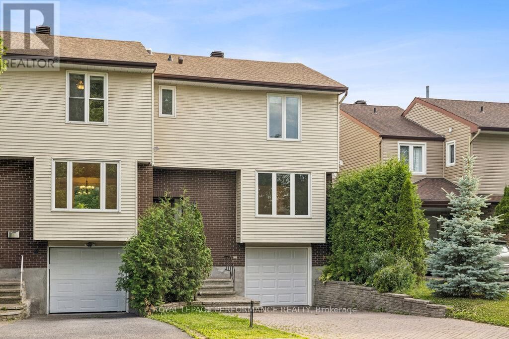 Property Photo:  8 Gillespie Crescent  ON K1V 9X8 