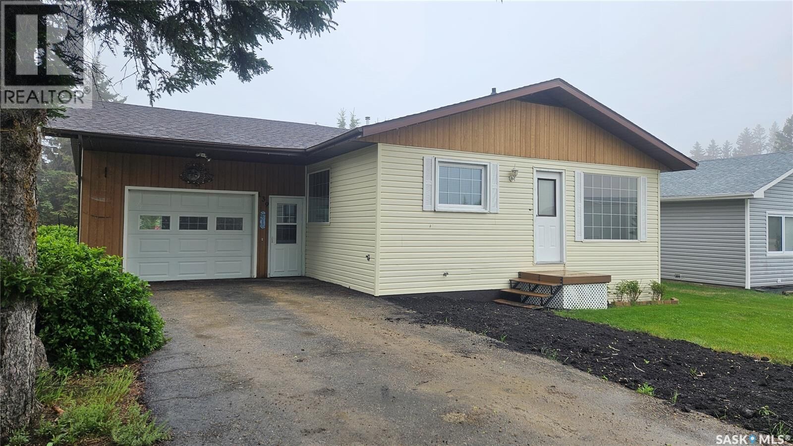 Property Photo:  139 Center Street  SK S0K 3T0 
