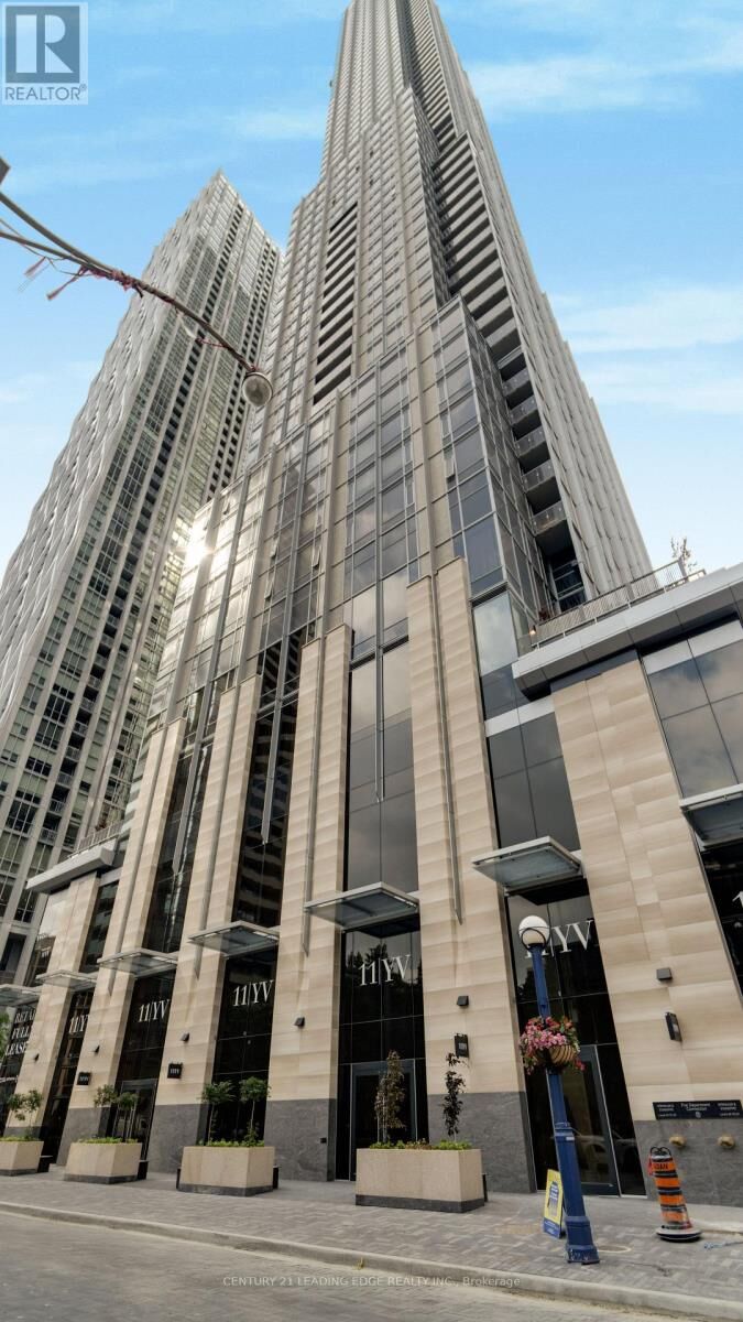 Property Photo:  11 Yorkville Avenue 3906  ON M4W 0B7 