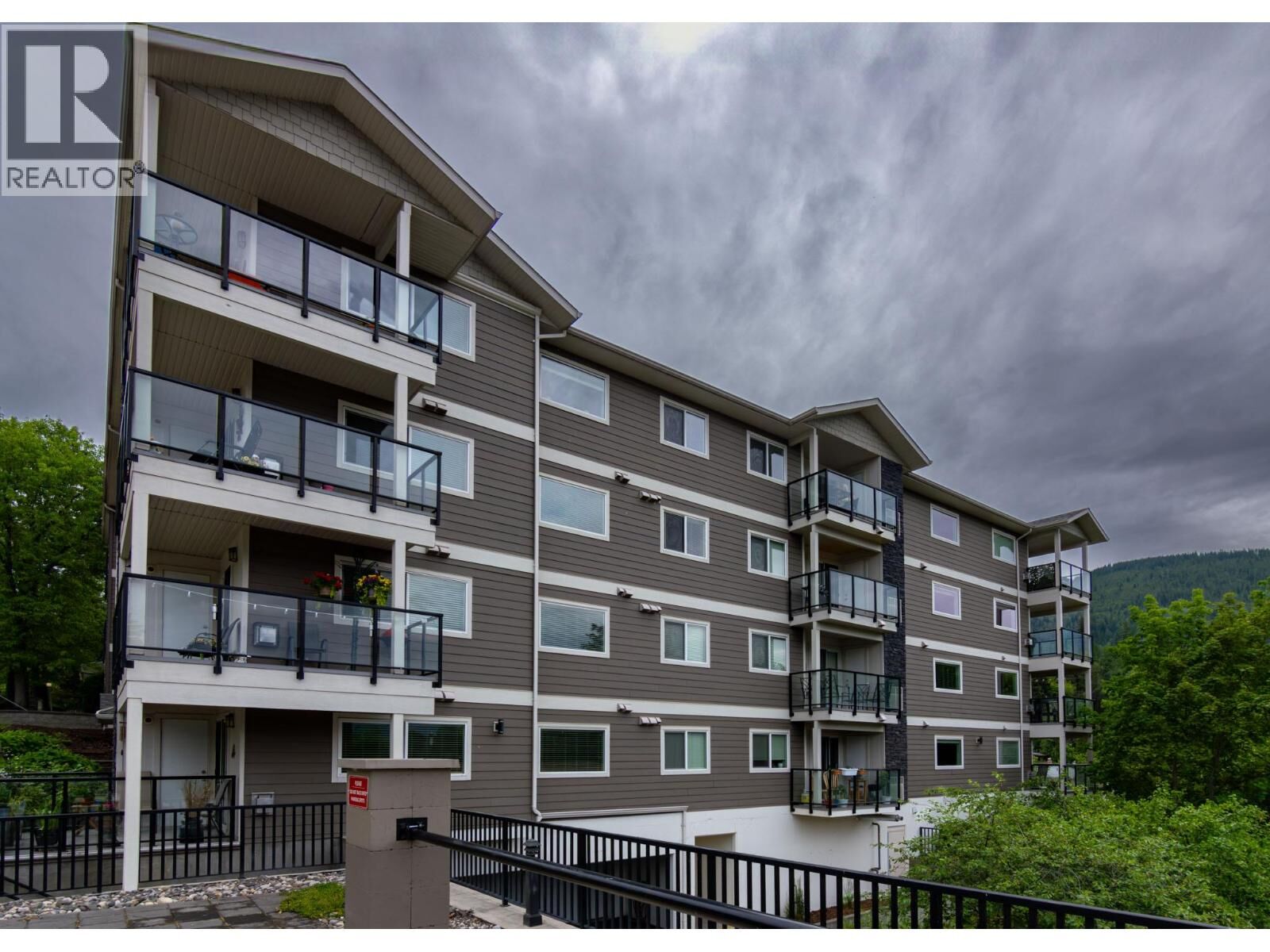 Photo de la propriété:  330 4 Avenue Southeast 402  BC V1E 0E2 