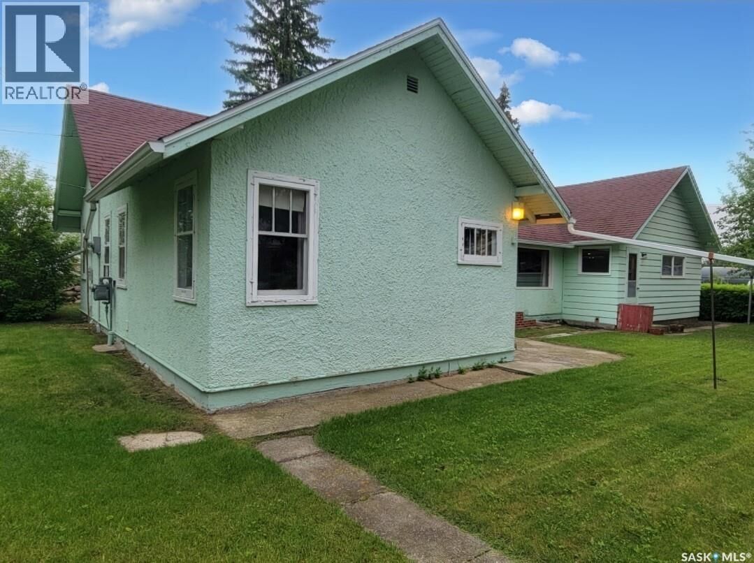 Property Photo: 106 Railway Avenue E SK S0M 2C0