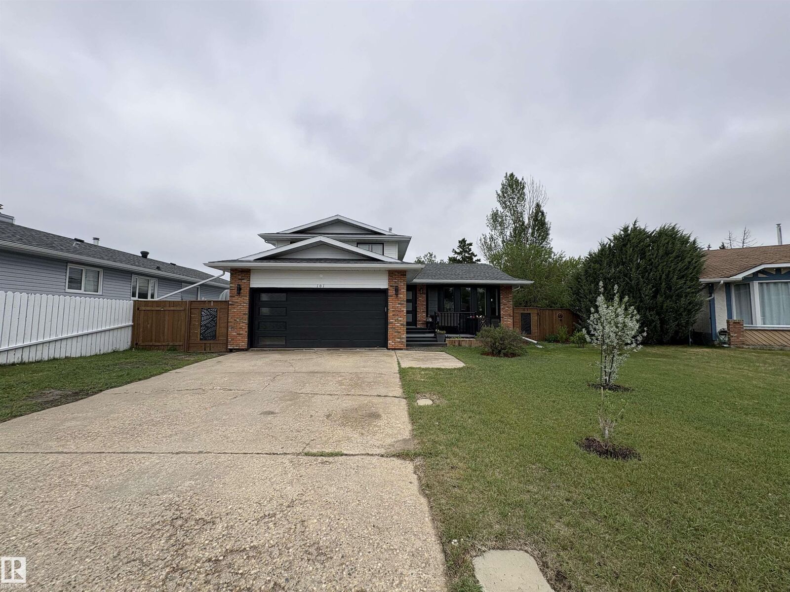 Property Photo:  101 Hillside Place  AB T0C 1Z0 
