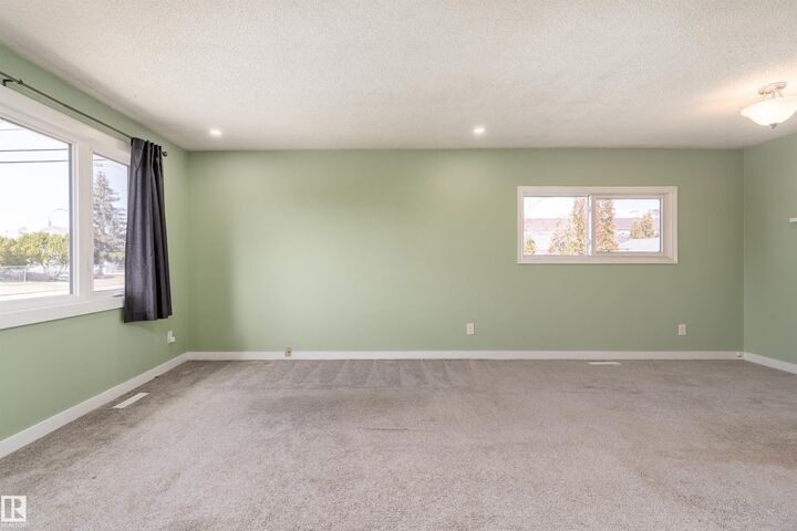 Photo de la propriété:  13331 64 Street NW  AB T5A 0Y6 