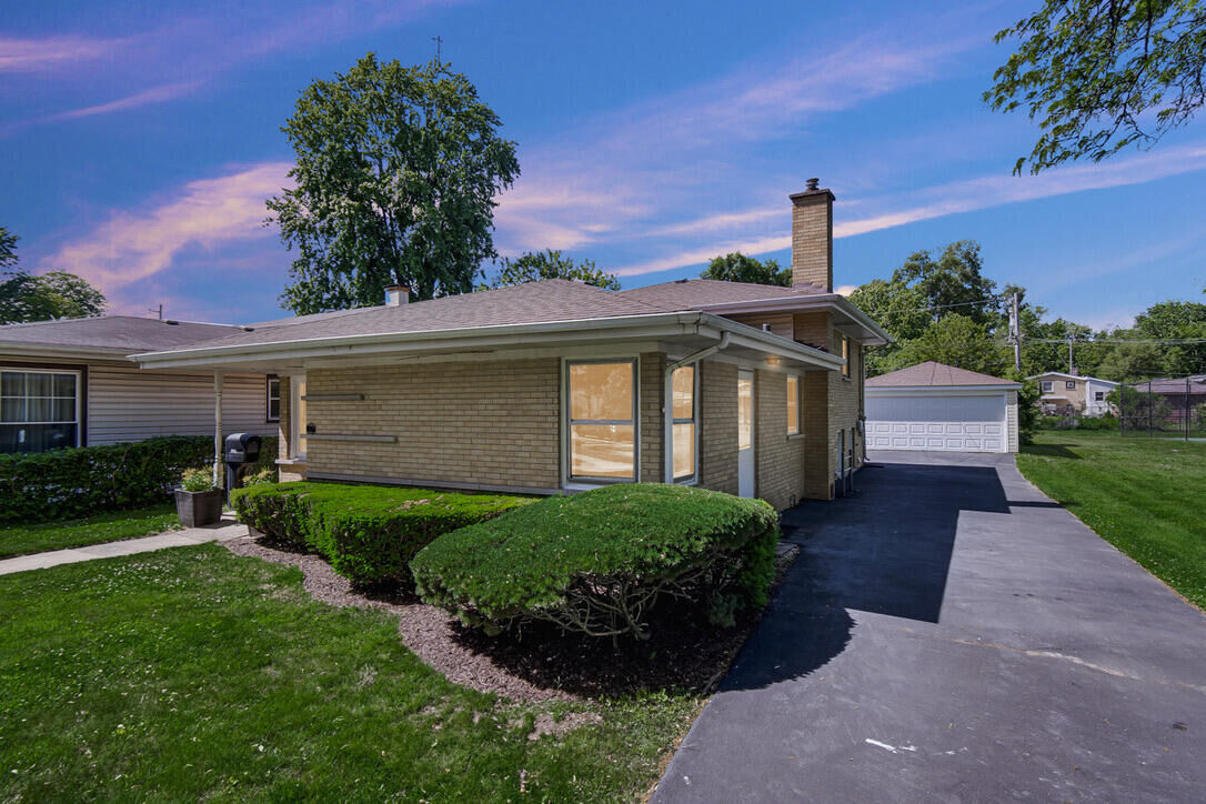 Property Photo: 1112 Hickory Road IL 60430