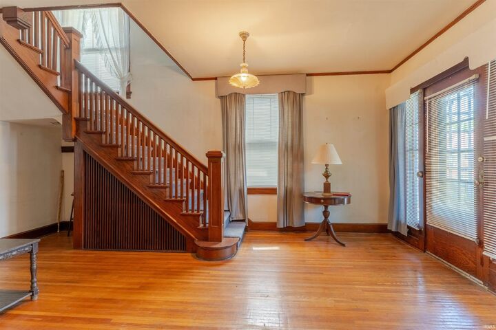Property Photo:  905 E Blackford Avenue  IN 47713 