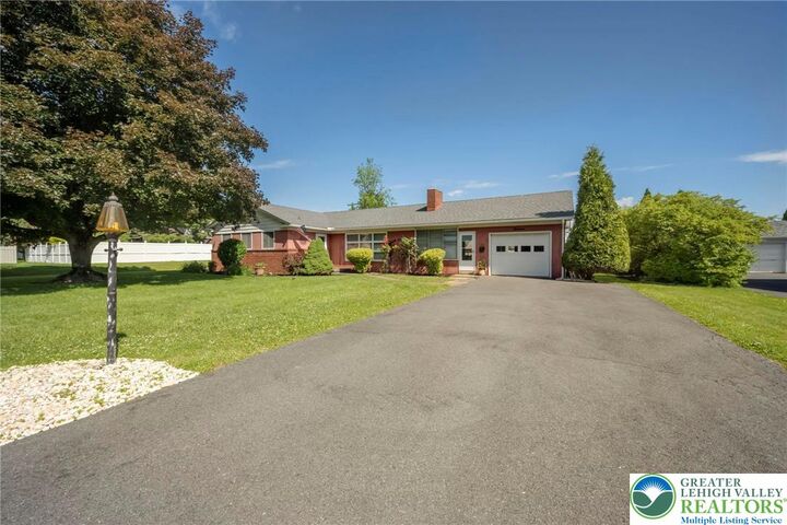 Property Photo:  13 Ridgewood Road  PA 18045 