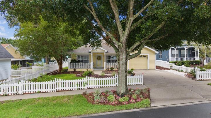 Property Photo: 1622 Laurel Way FL 32778