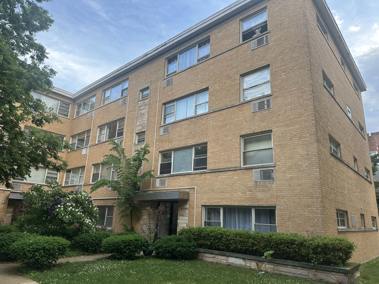 Property Photo: 2205 W Highland Avenue 1N IL 60659