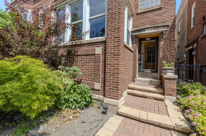 Property Photo:  3130 W Wilson Avenue  IL 60625 