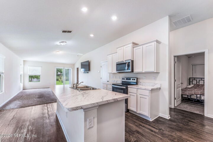 Property Photo: 8342 Meadow Walk Lane FL 32256