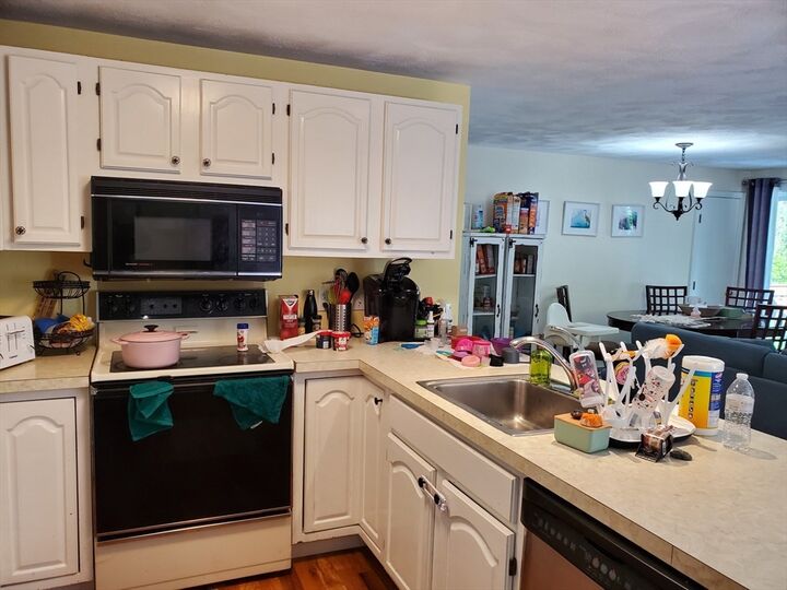 Property Photo:  4 Minuteman Dr 1  MA 01730 