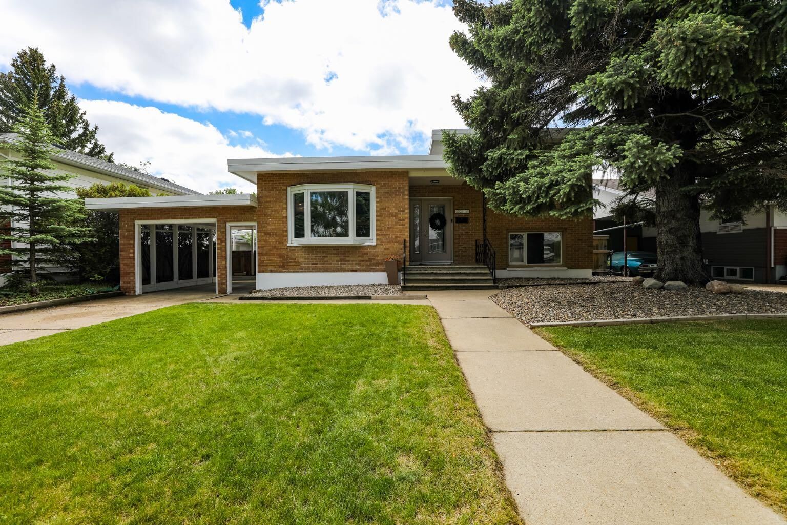 Property Photo:  2210 9 Avenue S  AB T1J 1X3 