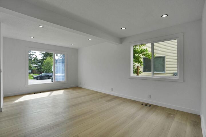 Property Photo:  6471 54 Street NE  AB T3J 1Z4 