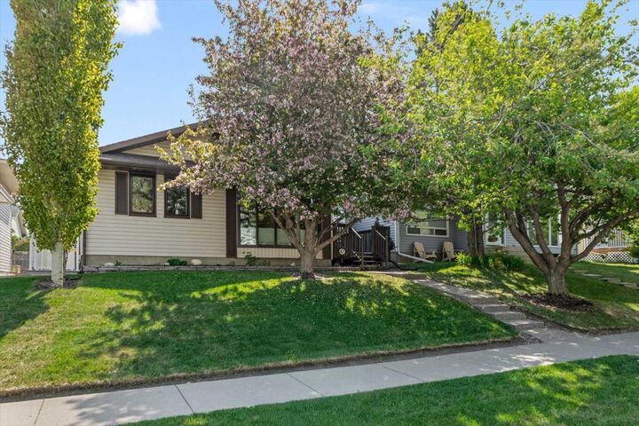 Property Photo:  43 Scenic Acres Drive NW  AB T3L 1A2 