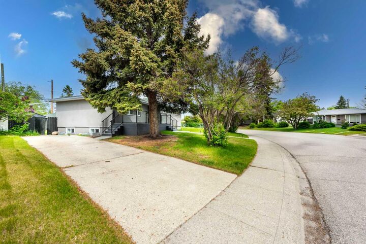 Property Photo:  45 Westover Drive SW  AB T3C 2S5 