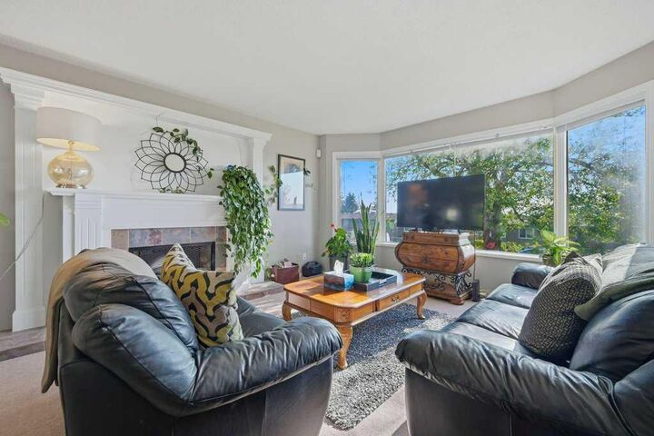 Property Photo:  7115 Huntercrest Road NW  AB T2K 4J9 