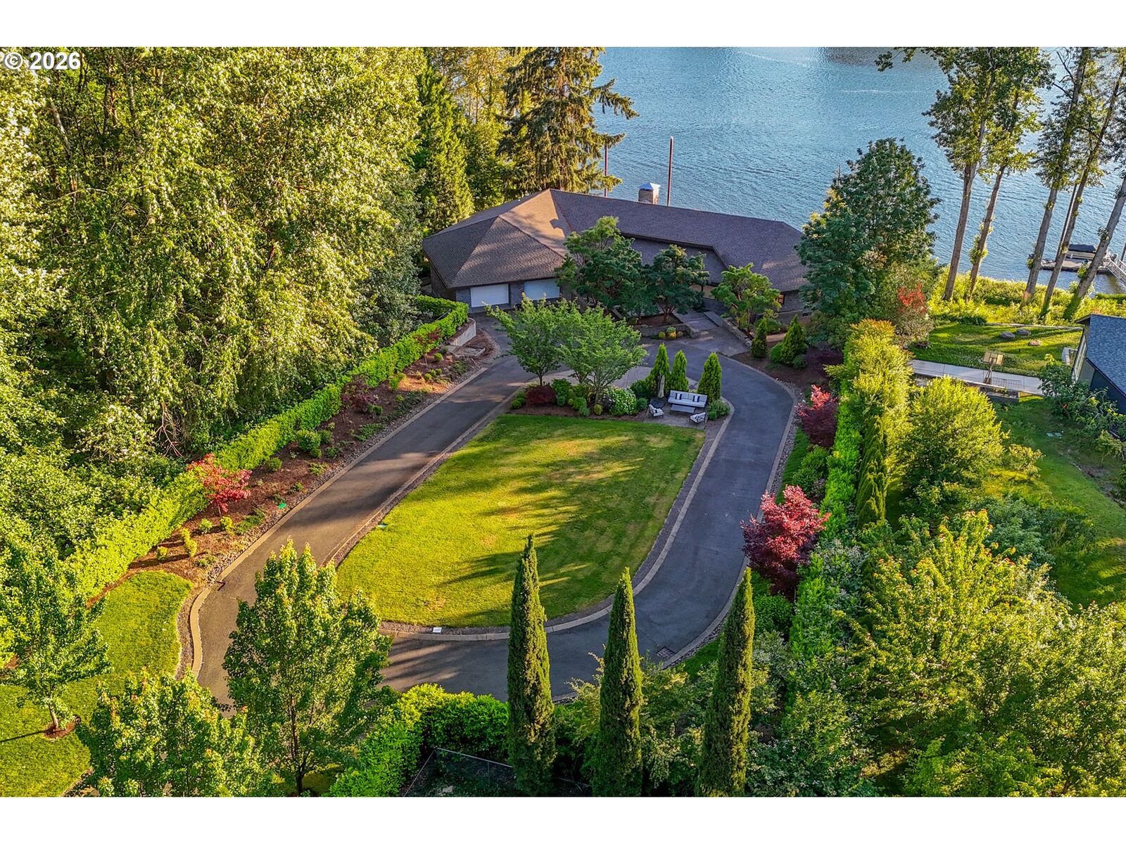Property Photo:  3838 SE Hillside Dr  OR 97267 