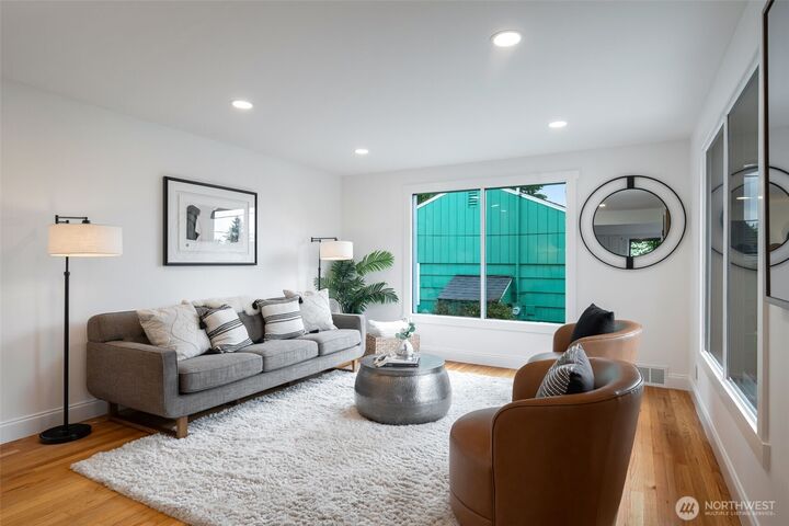 Property Photo:  1305 SW Cambridge Street  WA 98106 