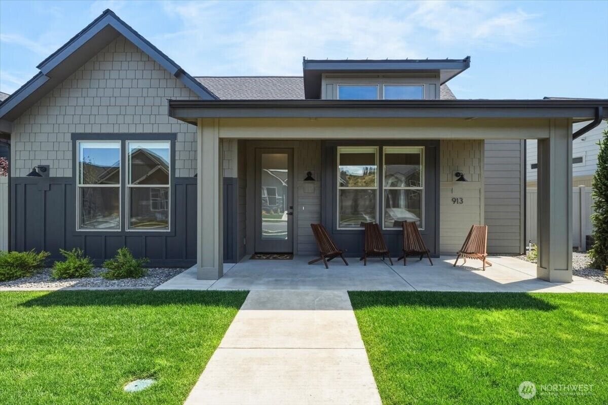 Property Photo:  913  Racine Springs Drive  WA 98801 
