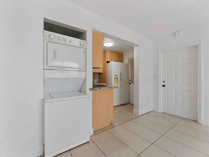 Property Photo: 241 SE 9th Avenue 104 FL 33060
