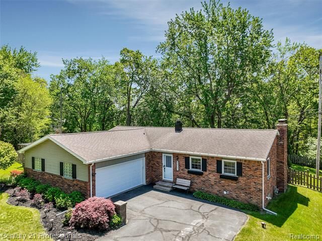 Property Photo:  4921 Huron Drive  MI 48348 