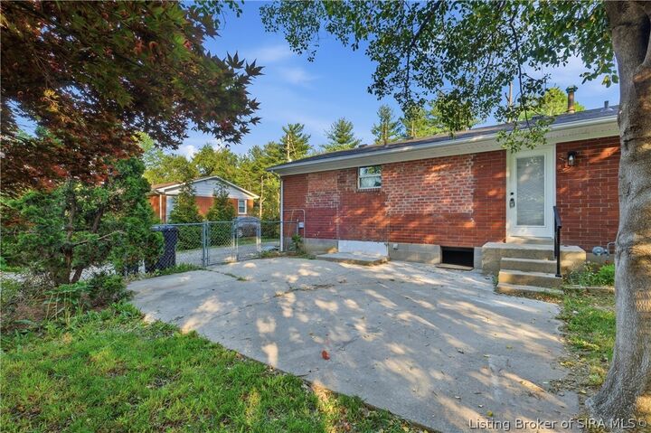 Property Photo: 1520 E 8th Street IN 47130