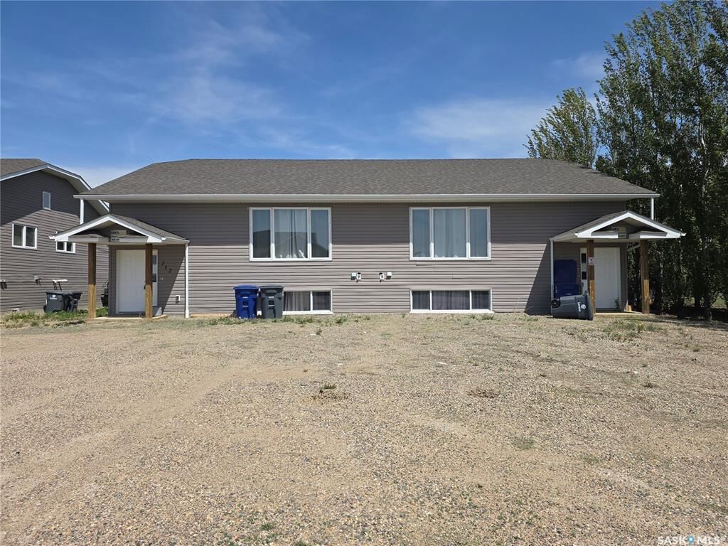 Property Photo:  712 Columbia Avenue  SK S0L 1R0 