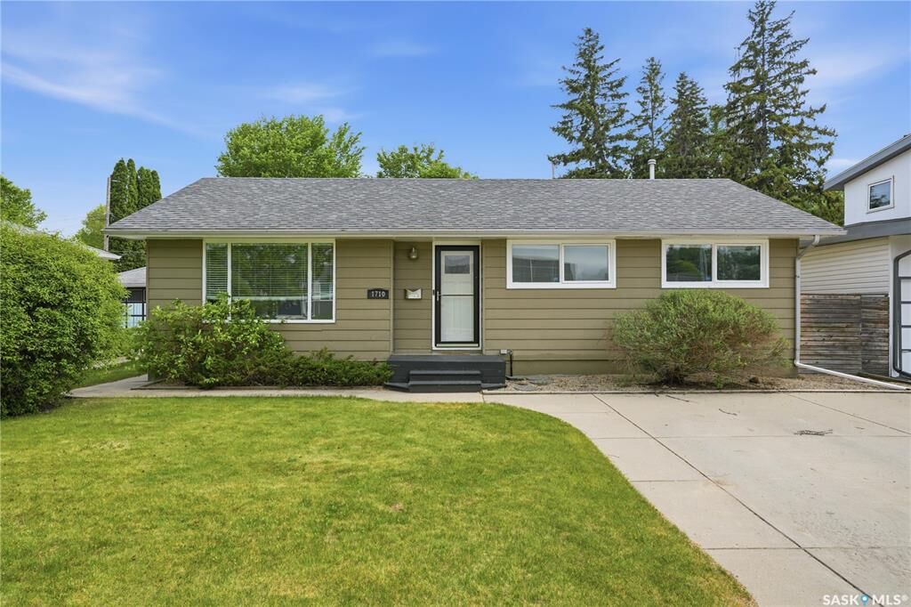 Property Photo:  1710 Drinkle Street  SK S7J 0P7 