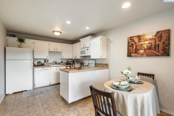 Property Photo: 303 Gage Blvd 220 WA 99352