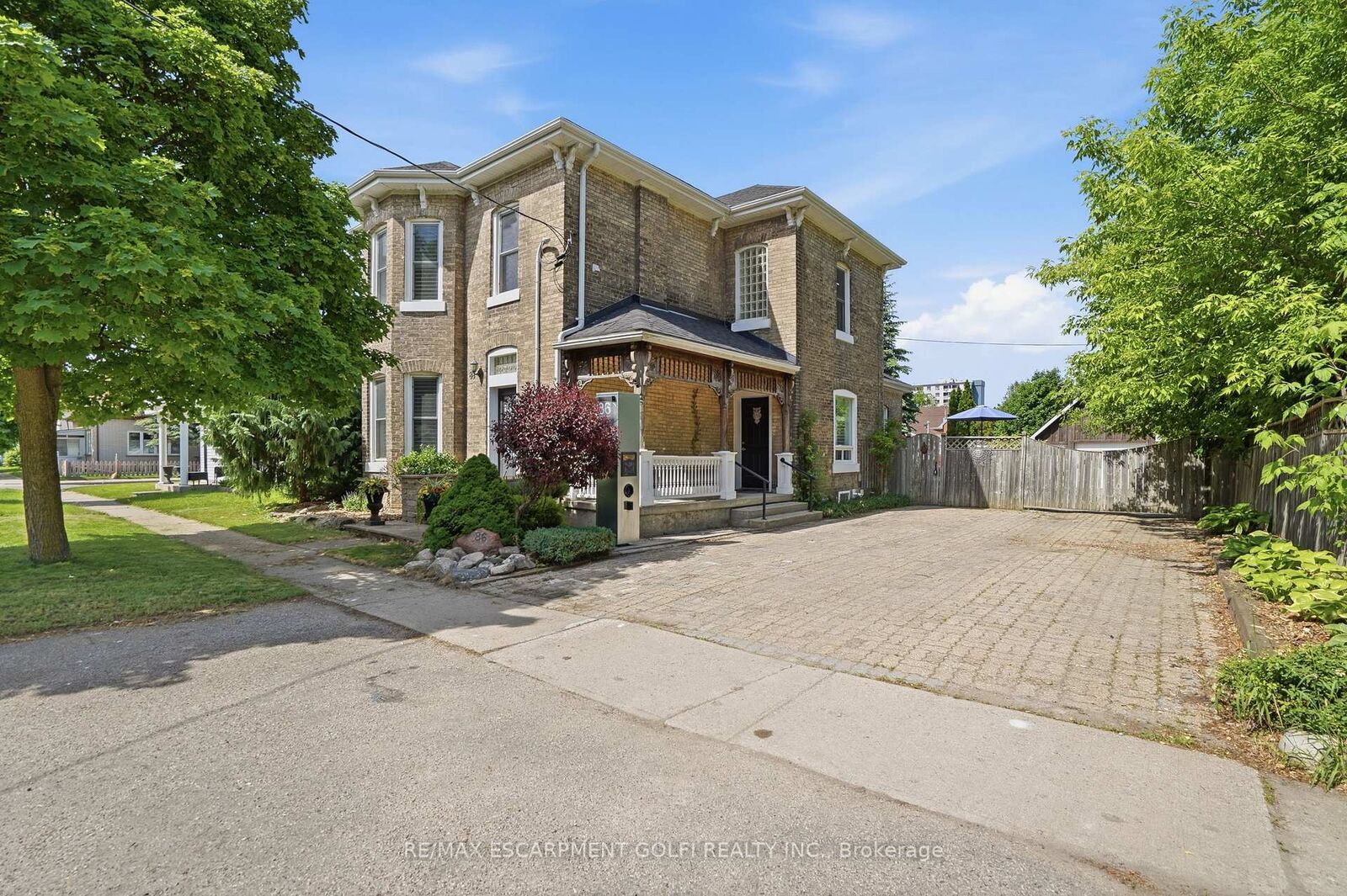 Property Photo:  86 Oak Street  ON N3T 2B3 