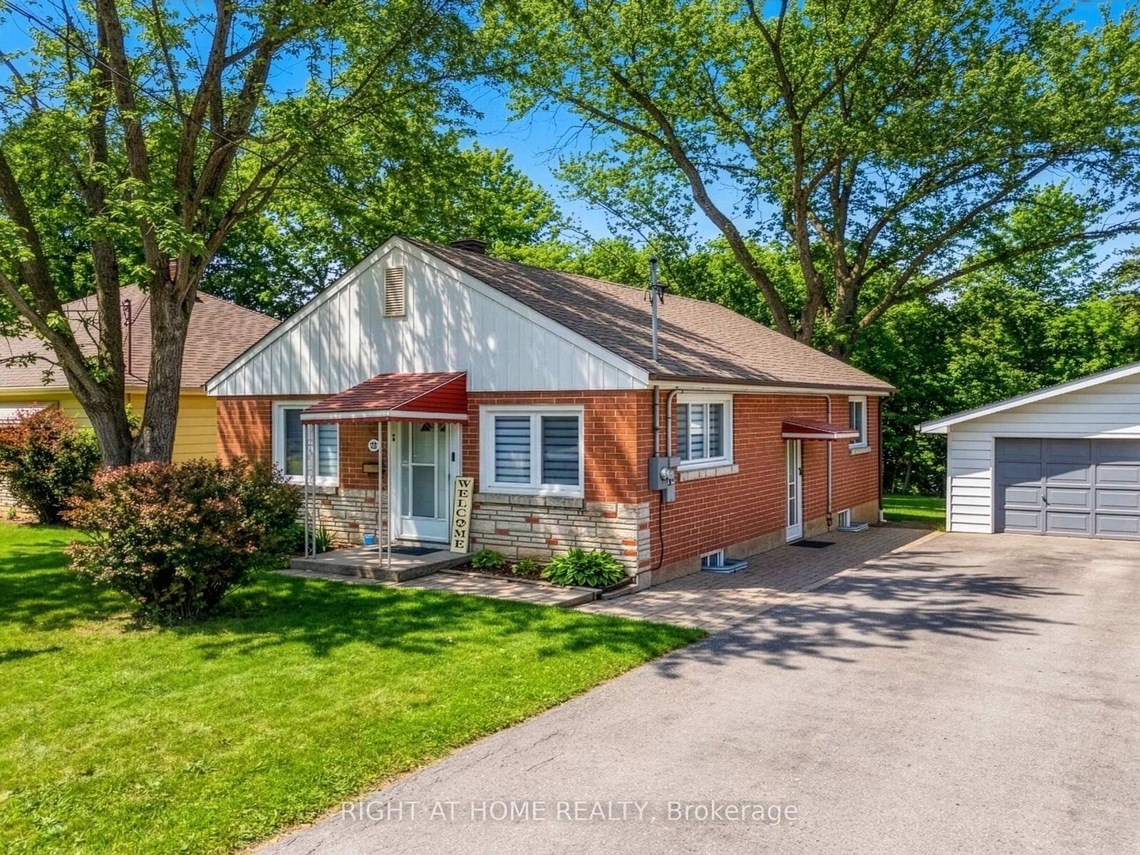 Property Photo: 735 Srigley Street ON L3Y 1X6