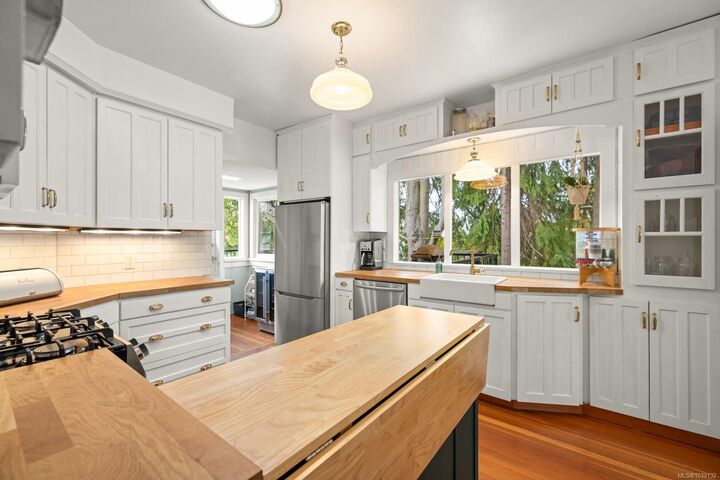 Property Photo: 886 Maddison St BC V8S 4C2