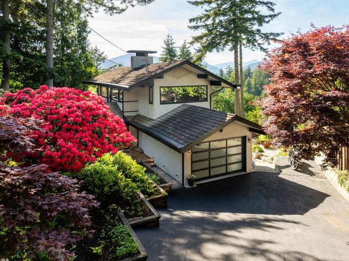 6485 Madrona Crescent — photo 1